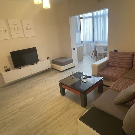 Lacasa-21 Dhjetori Tiranë Luaran gambar