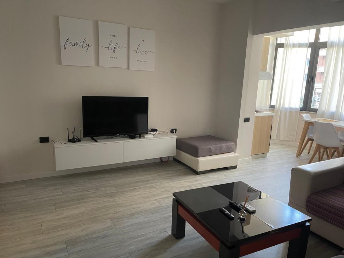 Lacasa-21 Dhjetori Tiranë Luaran gambar